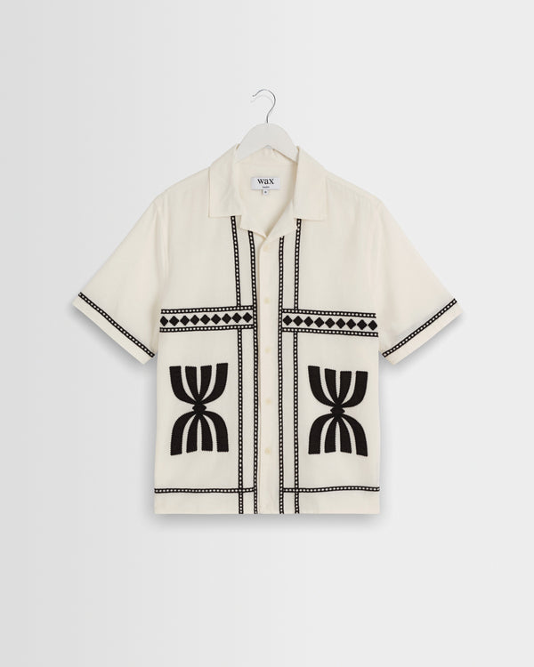 wax london men's Didcot - Ecru And Black Border Applique Short-Sleeve Shirt